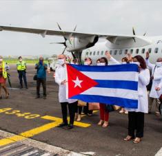 Delegación de médicos cubanos en isla caribeña de Martinica, parte de programa de asistencia médica en medio de COVID-19, 26 de junio de 2020. Foto: AFP