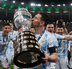 La gloria de años y el peso de tirar de una selección contenida en el beso de Messi a la Copa. Foto: La Nación.
