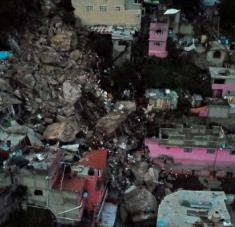 Más de 80 viviendas fueron desalojadas por la probabilidad de que se produzca otro derrumbe en el cerro. Foto: EFE