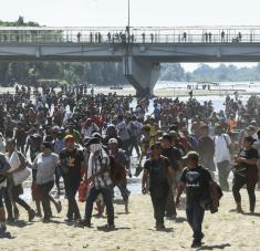 El mandatario mexicano hizo un llamado a atender las causas profundas de la migración proveniente de Centroamérica y el Caribe y urgió a EE.UU. a financiar el desarrollo en la región. Foto: AFP