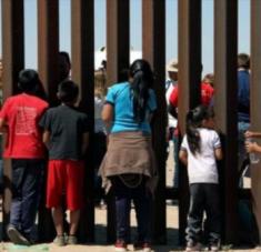 La administración Trump dividió a miles de familias migrantes bajo una política general de "tolerancia cero". Foto: EFE 
