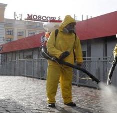 Trabajdores sanitarios en Moscú sanean las calles ante ola de casos de Covid 19. Foto: EFE