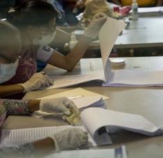 Funcionarios del ente electoral nicaragüense revisan el material para las elecciones del próximo 7 de noviembre. Foto: EFE