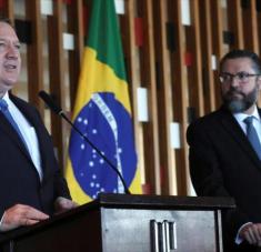 El secretario de Estado de EE.UU., Mike Pompeo (izda.), y su par brasileño, Ernesto Araujo, ofrecen una rueda de prensa conjunta.
