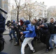 Alrededor de las 16:00 (hora local), los manifestantes comenzaron a arrojar piedras contra los agentes de Policía, después de lo cual se produjeron choques entre ambos bandos.