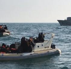 Embarcación con migrantes son rescatados por servicios de salvamento franceses en el Canal de la Mancha. Foto: Franceinfo