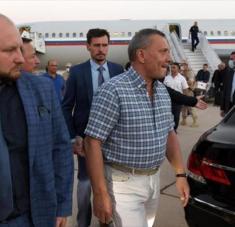 Una delegación rusa, encabezada por el vice primer ministro Yuri Borísov (dcha.) arriba en aeropuerto internacional de Damasco, Siria, 6 de septiembre de 2020.