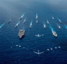 El portaviones USS Ronald Reagan y los destructores portahelicópteros de clase Hyuga durante un ejercicio en el mar de la China meridional.