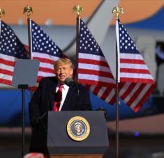 El presidente de EE.UU., Donald Trump, en un mitin electoral en el aeropuerto de Rochester, Minnesota, el 30 de octubre de 2020. Foto: AFP