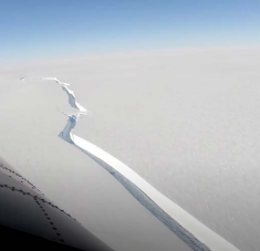 El iceberg se desprendió de la plataforma de hielo Brunt, ubicación de la estación de investigación Halley, de British Antarctic Survey. Foto:PL.