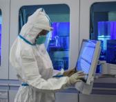 Un técnico maneja a través de una pantalla muestras para realizar la prueba del coronavirus, el 14 de mayo de 2020 en el laboratorio del Instituto de Investigación Médica de Kenia situado en Busia, ciudad al oeste del país fronteriza con Uganda© AFP/Archivos Brian Ongoro
