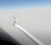 El iceberg se desprendió de la plataforma de hielo Brunt, ubicación de la estación de investigación Halley, de British Antarctic Survey. Foto:PL.