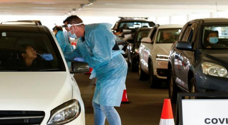 Personal sanitario realiza tests de coronavirus en Melbourne, Australia, 25 de junio de 2020.Daniel Pockett / Reuters