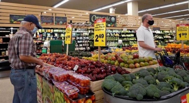 Dentro del segmento de los alimentos, el precio de las compras en supermercados subió uno por ciiento. Foto: EFE