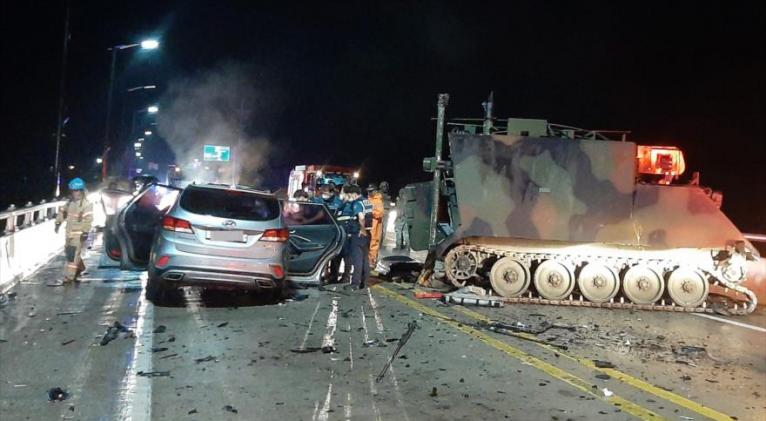 Un coche choca contra un vehículo blindado de EE.UU. cerca de Seúl, la capital surcoreana, el 30 de agosto de 2020. Foto: EFE