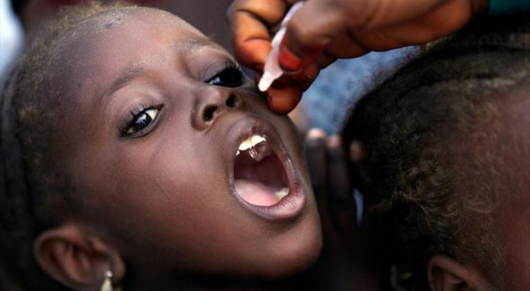 Un funcionario de Salud administra una vacuna contra la polio a un niño en un campamento en Nigeria. Foto: AP