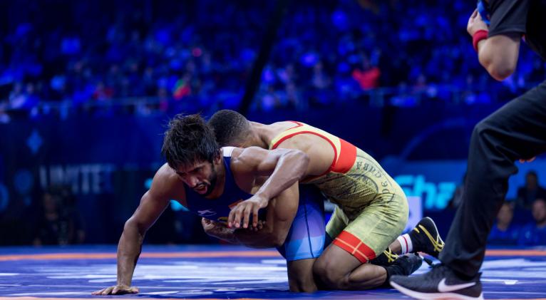 Alejandro Valdés frente al indio Bajrang Punia, rival bien rocoso. 