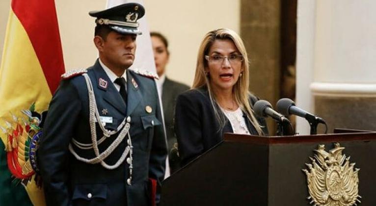 Jeanine Áñez también deberá responder ante la Justicia por la firma del Decreto con el cual autorizó a las Fuerzas Armadas a realizar operaciones para restablecer el orden público. Foto: Sputnik