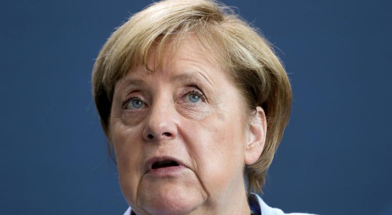 La canciller alemana, Angela Merkel, permitirá a Rusia completar la construcción de su gasoducto, a pesar de la condena por parte de la OTAN, indican fuentes de Bloomberg. Foto: Reuters.