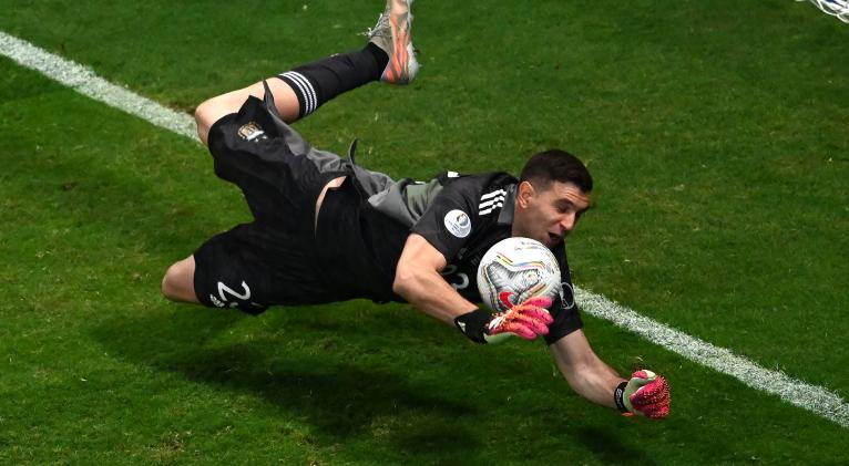 El meta argentino se vistió de héroe al detener tres disparos en la tanda de penales. Fotos: Twitter Copa América.