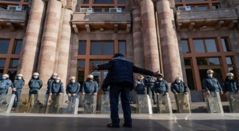 Fuerzas de seguridad custodian edificios gubernamentales en la capital armenia, Ereván. | Foto: Al Jazeera