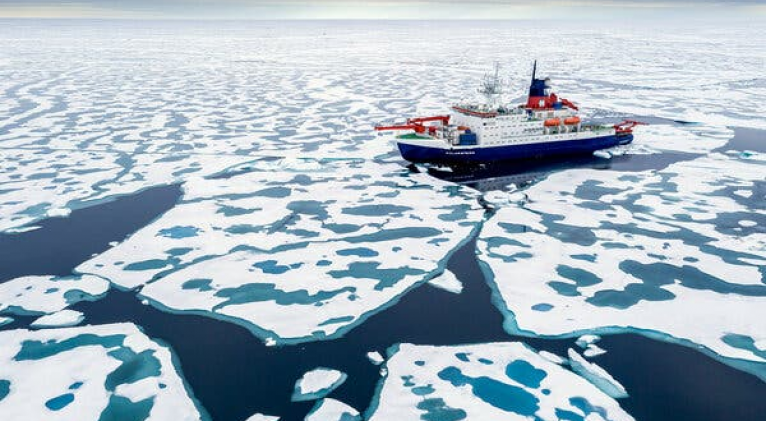 Rompehielos alemán, durante expedición multidisciplinaria de investigación polar en el océano Ártico en 2020. Foto: Steffen Graupner/MOSAiC