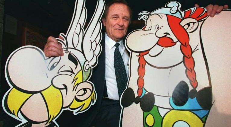 El dibujante francés Albert Uderzo, entre sus dos célebres personajes, Astérix y Obélix, el 21 de enero de 1998