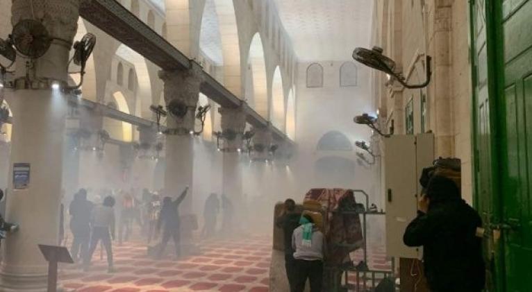 Cerca de 10 feligreses palestinos fueron apresados en la mezquita por las fuerzas policiales de Israel en Jerusalén ocupada. Foto: @HoyPalestina