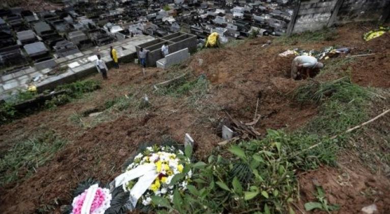 Ante el aumento inusitado de cadáveres que se recogen de los escombros, el cementerio principal de la ciudad, llamado Cementerio Centro, no tiene capacidad para inhumaciones. Foto: EFE