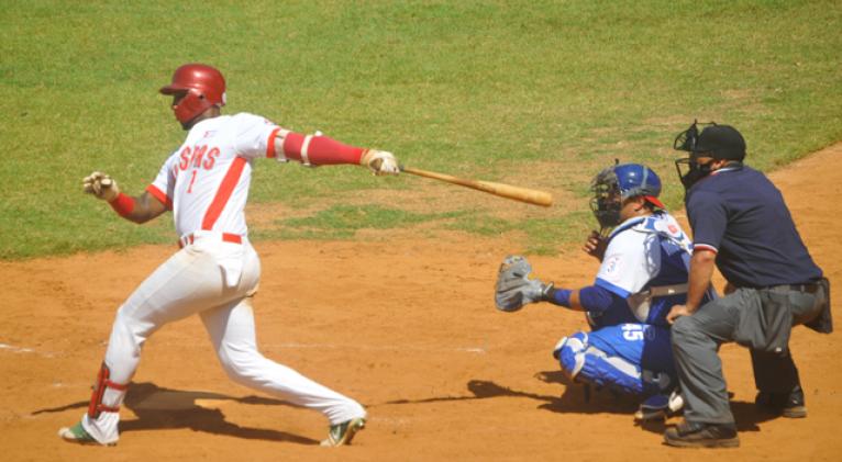 Adriel Labrada ha sido uno de los baluartes ofensivos indómitos en lo que va de Serie. Foto: Tomada del periódico Sierra Maestra.