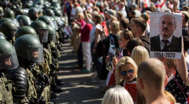      Protestas antigubernamentales en Minsk, capital de Bielorrusia, 30 de agosto de 2020. Foto: AFP.
