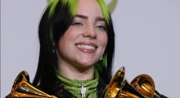 Foto de archivo de Billie Eilish posando con sus premios Grammy. Ene 26, 2020. REUTERS