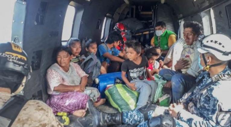 Los afectados por los desbordamientos de los ríos en la comunidad de Nuevo Amanecer, Santa Cruz, llevaban tres días incomunicados. Foto: @LuchoXBolivia