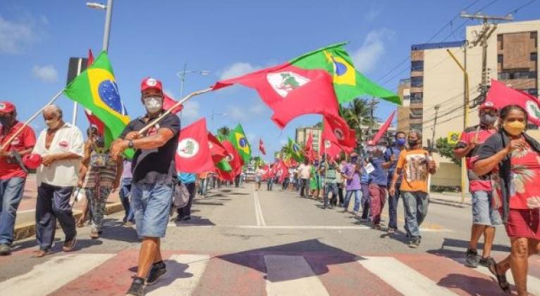 Las movilizaciones también expresan indignación por las acusaciones de  corrupción en la compra de inmunizadores y el duelo por las casi 550.000 muertes provocadas por los coronavirus. Foto: @brasildefato