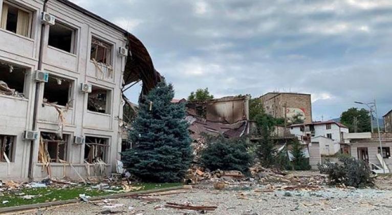 Los bombardeos contra la ciudad de Stepanakert se dan a horas de una primera reunión en Ginebra de los mediadores internacionales en el conflicto entre Armenia y Azerbaiyán. Foto: EFE