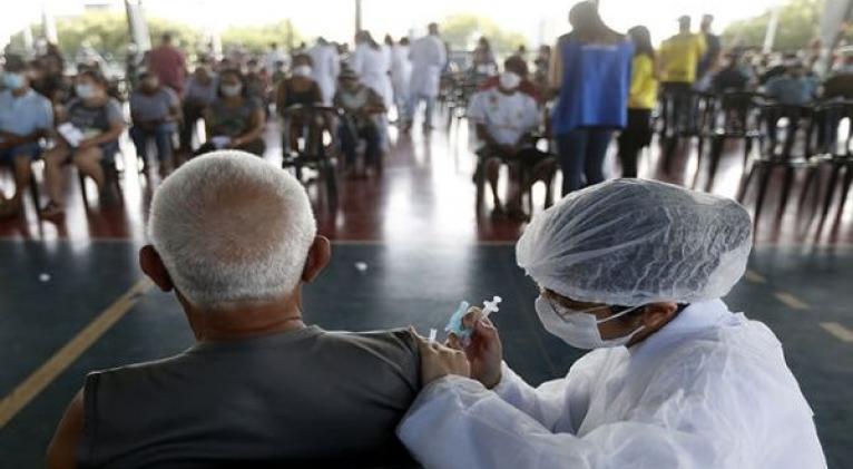 Brasil ha aplicado 130.4 millones de vacunas, con 93.6 millones suministradas en primera dosis y 36.7 millones en segunda o única. Foto: Xinhua