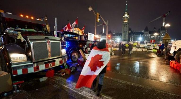 Alrededor de 400 camiones y varios centenares de manifestantes mantienen bloqueadas  las calles que rodean el Parlamento canadiense. Foto: Informacion.es