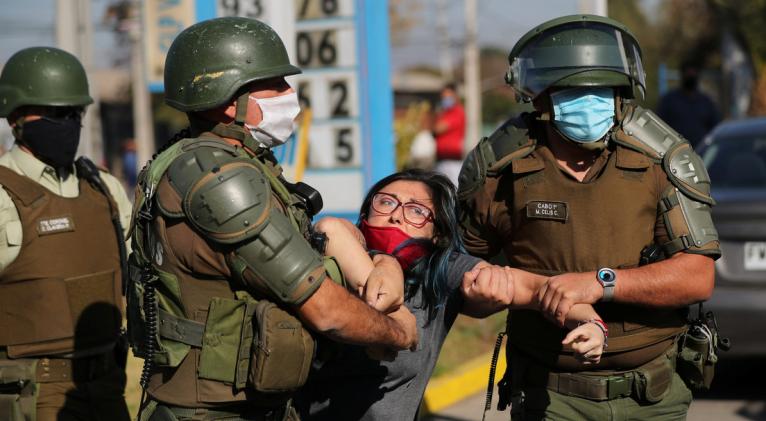 Efectivos de seguridad utilizaron carros hidrantes y gases lacrimógenos para reprimir a un centenar de manifestantes de la comuna El Bosque, en la capital. Foto: Reuters.