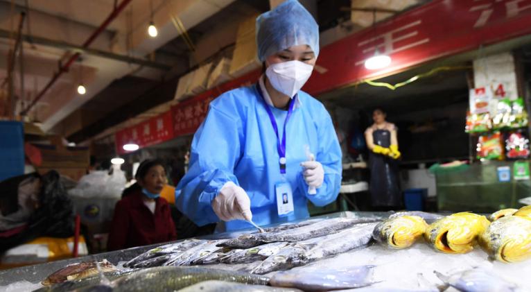 Las aduanas chinas anunciaron la suspensión de importaciones de empresas por una semana si los productos resultan contaminados por primera vez, y durante un mes si es reiterativo. Foto: Reuters