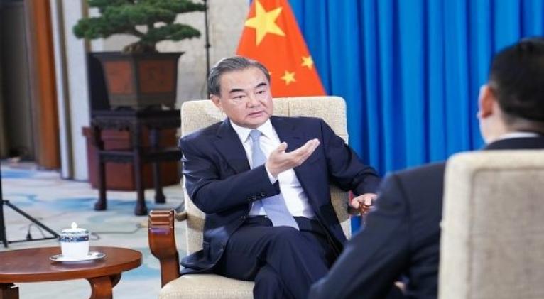 El canciller de China, Wang Yi, recalcó que su país continuará defendiendo un mundo más equitativo, justo, democrático, limpio, inclusivo, con paz duradera y prosperidad común. Foto: Xinhua