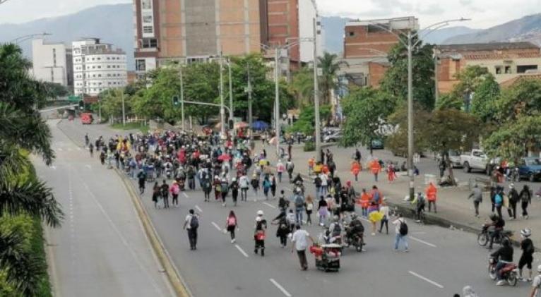 Decenas de personas realizaron una marcha en Medellín, en el marco de la conmemoración de los nueve meses del inicio del Paro Nacional. Foto: RCN Radio