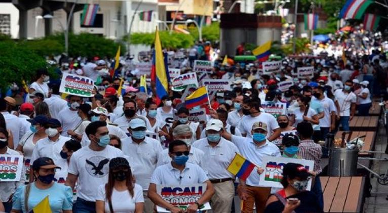 Desde el 28 de abril miles de colombianos se mantienen protestando contra la agenda neoliberal de Iván Duque que afecta a millones de ciudadanos. Foto: EFE