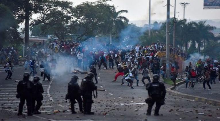 Los representantes de las DD.HH. responsabilizaron al presidente y al alcalde de Cali por la represión policial a las masivas manifestaciones en contra de la reforma tributaria. Foto: EFE