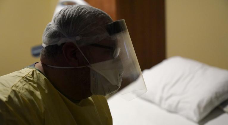 El 97 % de todos los casos de hospitalizaciones y de muertes por covid-19 en el país se corresponde a personas que no se vacunaron. Foto: AP.