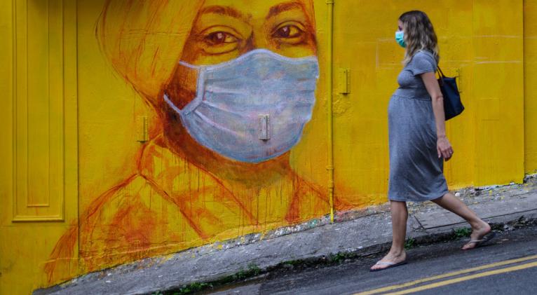 Según estimaciones, más de 47 millones de mujeres de 114 países podrían dejar de tener acceso a anticonceptivos, lo que causaría 7 millones de embarazos no planeados. Foto: AFP.