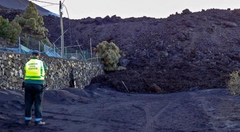 Por su parte, Protección Civil ha fundamentado que se necesitarán varios años para higienizar el terreno destruido por la lava. Foto: EFE