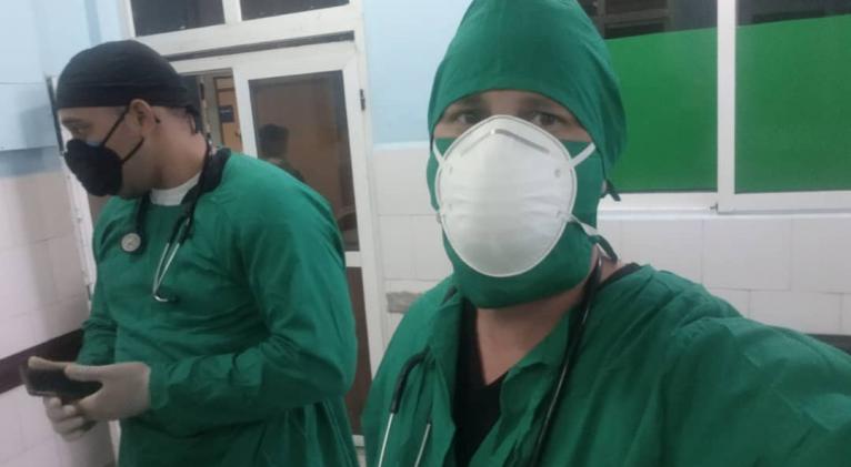 En primer plano, Alain Landrián (Dr. Home), en una de sus guardias en el hospital Enrique Cabrera. Fotos: Cortesía del entrevistado.