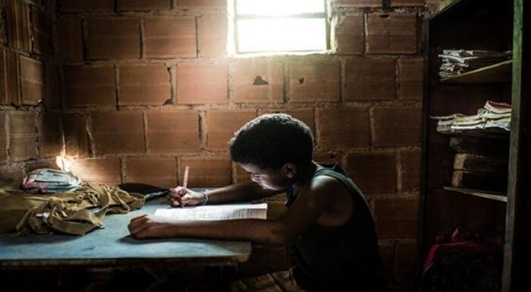 Según Unicef los niños que sí pudieron seguir clases a distancia tuvieron condiciones desfavorables en sus hogares. Foto: Getty Images