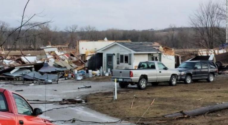 Las autoridades informaron que entre 25 y 30 casas resultaron gravemente dañadas por el tornado. Foto: @cnnbrk