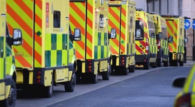 Las filas de ambulancias frente a los hospitales británicos se han incrementado en los últimas semanas debido a la pandemia de la Covid-19. Foto: EFE